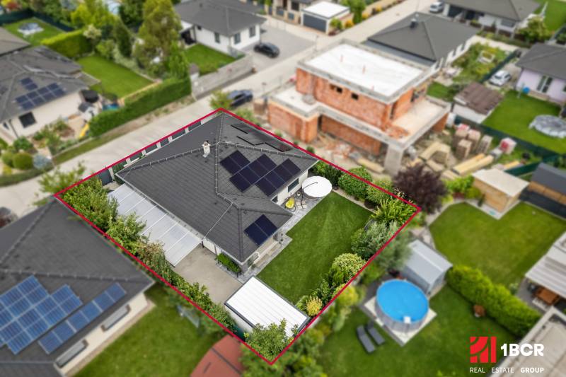 Einfamilienhaus in der Feniklová-Straße in Malinovo, mit Photovoltaikmodulen und Garten.