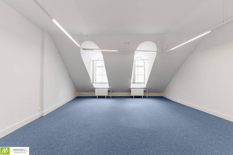 Dachgeschossbüros mit blauem Teppich und großen Fenstern, Leuchten in Bratislava - Altstadt, Michalská.