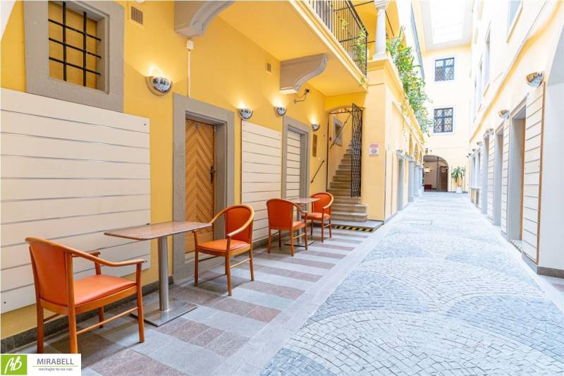 Büros in der Michalská-Straße in Bratislava - Altstadt mit Innenhof und Sitzgelegenheiten.