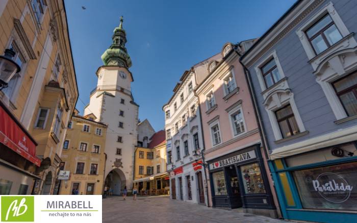 Michalská Straße in Bratislava - Altstadt mit historischen Gebäuden und Geschäften, Büros.