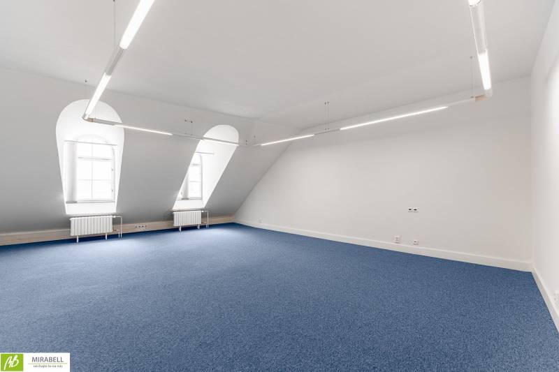 Geräumige Büros mit blauem Teppich und Bogenfenstern, Bratislava - Altstadt.