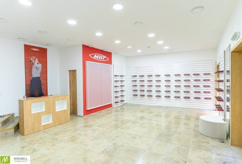 Büros mit Regalen und Rezeption, geeignet für Handel, mit minimalistischem Design.