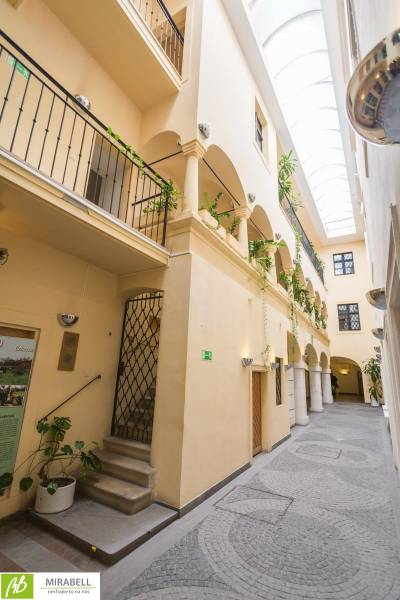 Helle Passage mit Balkonen und Pflanzen in Büros in der Michalská-Straße in Bratislava.