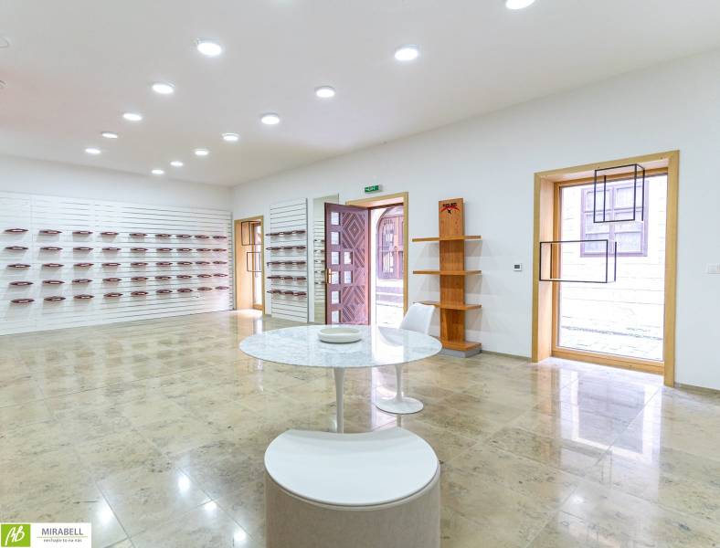 Geräumige Büros mit Holzregalen und rundem Tisch, helle Fliesen.