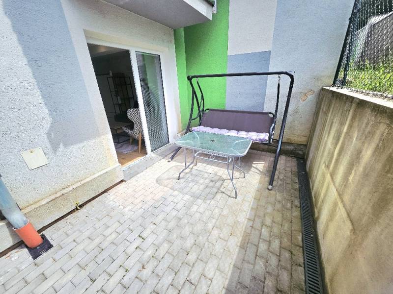 Terrasse mit Schaukel und Tisch in Bánovce nad Bebravou bei einer 1-Zimmer-Wohnung.