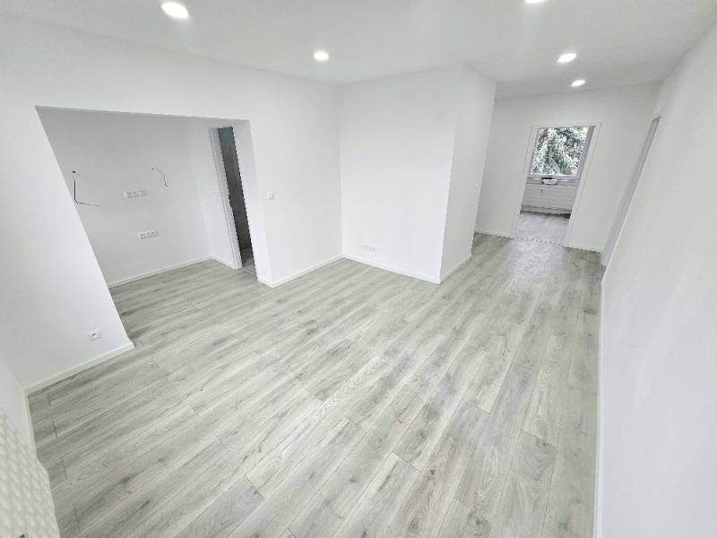 Heller Boden und weiße Wände in einer 3-Zimmer-Wohnung mit geräumigem Flur.