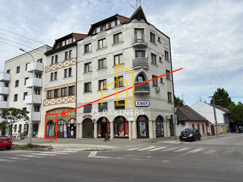 Das Gebäude in der Petöfi-Straße in Komárno mit Geschäftsräumen im Erdgeschoss.