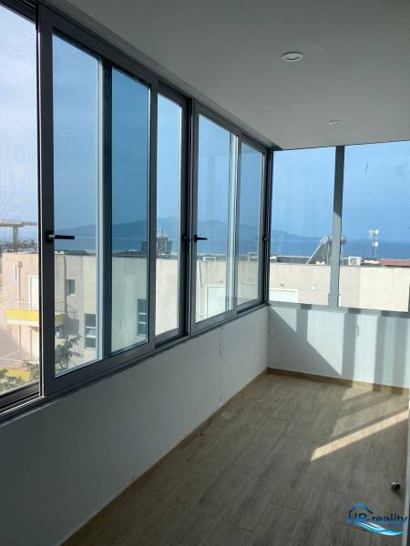 Eine Glasveranda mit Meerblick in einer Ferienwohnung.