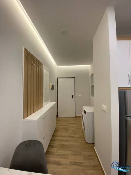 Gemütliches Interieur einer Ferienwohnung mit Waschmaschine und Stauraum.
