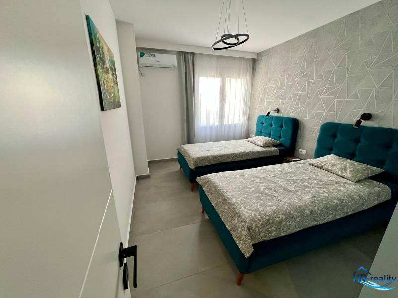 Doppelzimmer mit gepolsterten Betten im Ferienapartment.