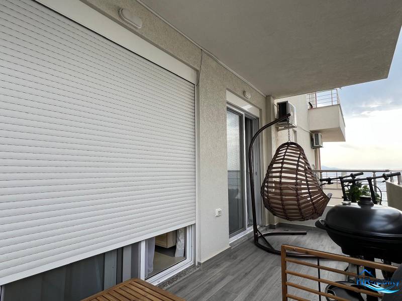 Balkon mit Wandrollos, Hängekorb, Grill und Aussicht, Ferienwohnung Sarandë.