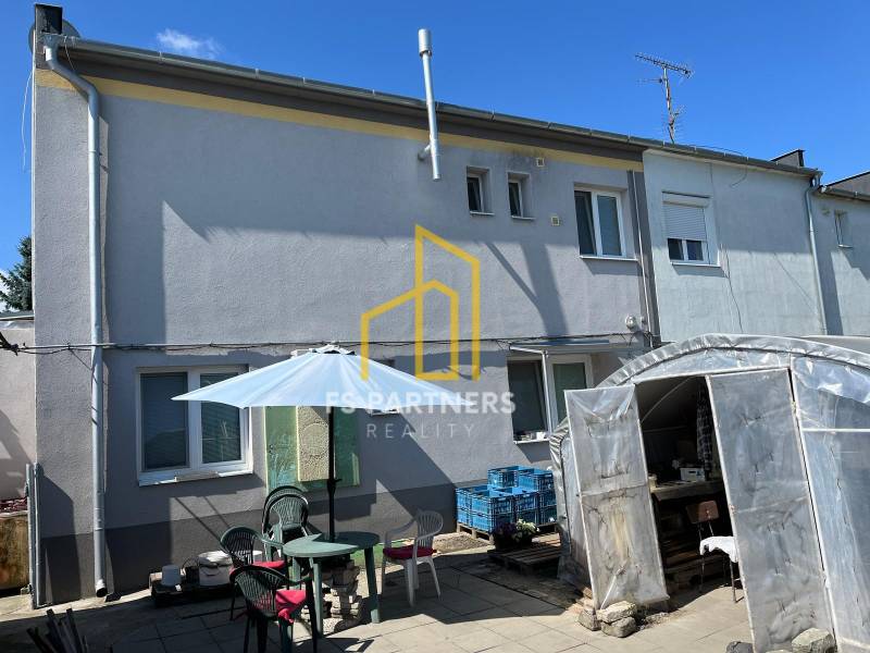 Einfamilienhaus in Komárno mit Hof, Sitzbereich und geschlossenem Unterstand.
