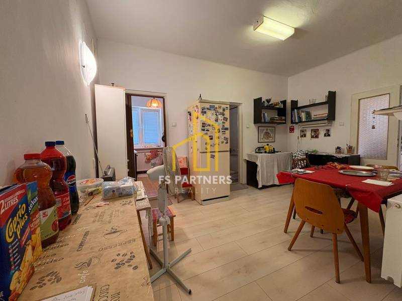 Esszimmer in einem Einfamilienhaus mit Möbeln, Tisch und Dekorationen.