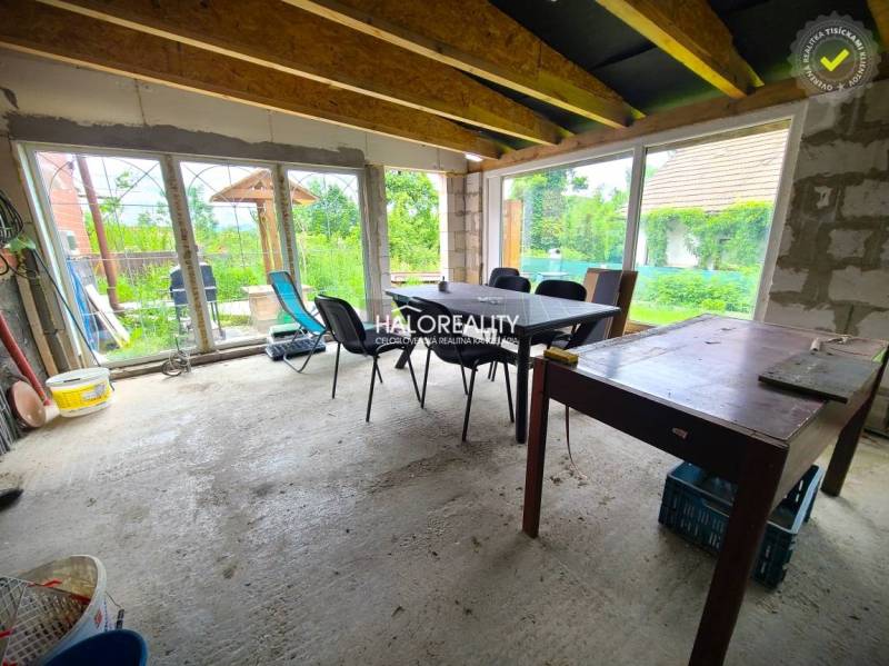 Der Bau eines Einfamilienhauses mit großen Fenstern und Blick in den Garten.