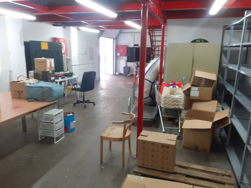Interieur von Lagern und Hallen mit Kisten, Tisch und Regalen.