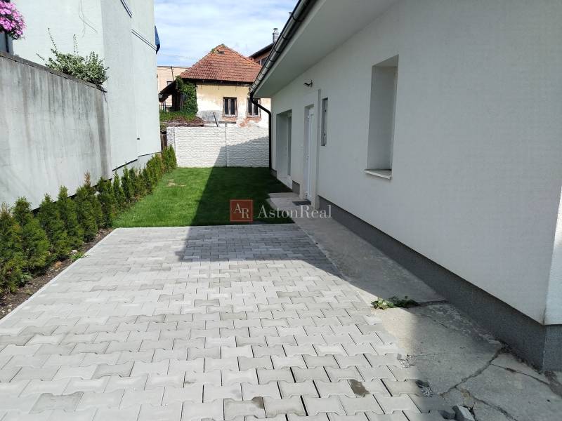 Einfamilienhaus in der Turč. Kľačany Straße in Martin mit überdachter Terrasse und Rasen.