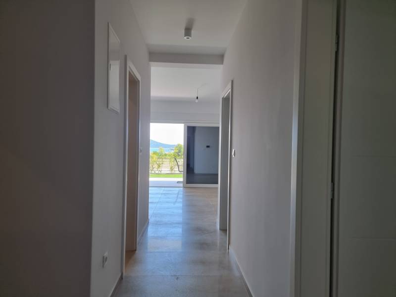 Flur in einer 4-Zimmer-Wohnung mit Blick auf das Äußere und Grünflächen.