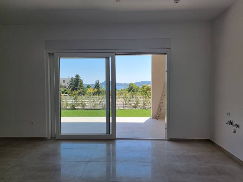 Aussicht aus einer 3-Zimmer-Wohnung mit Garten und Schiebetüren.
