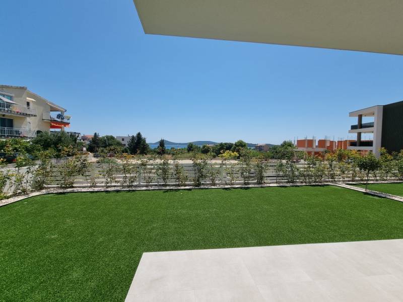 Garten bei einer 3-Zimmer-Wohnung in Vodice, mit Blick auf die umliegenden Gebäude und Grünflächen.