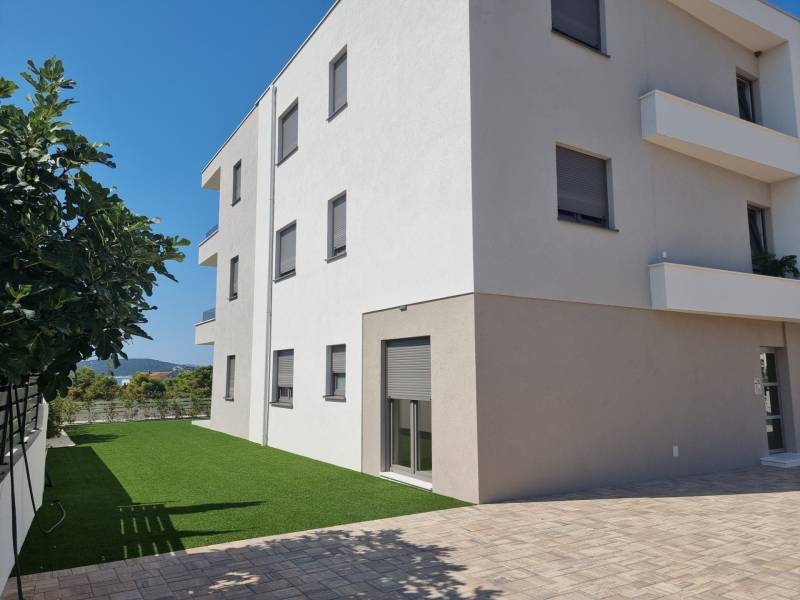 Außenbereich einer 3-Zimmer-Wohnung in der Stadt Vodice mit grünem Rasenhof.