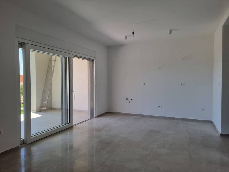 Geräumiges Wohnzimmer mit großem Fenster in einer 3-Zimmer-Wohnung.