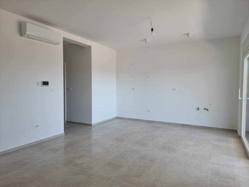 Geräumiges Zimmer in einer 4-Zimmer-Wohnung mit Fliesenboden und Klimaanlage.