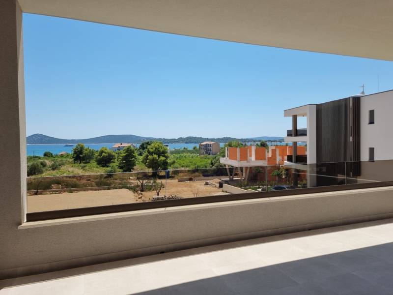 Blick aus einer 4-Zimmer-Wohnung in Vodice auf das Meer und die Umgebung.