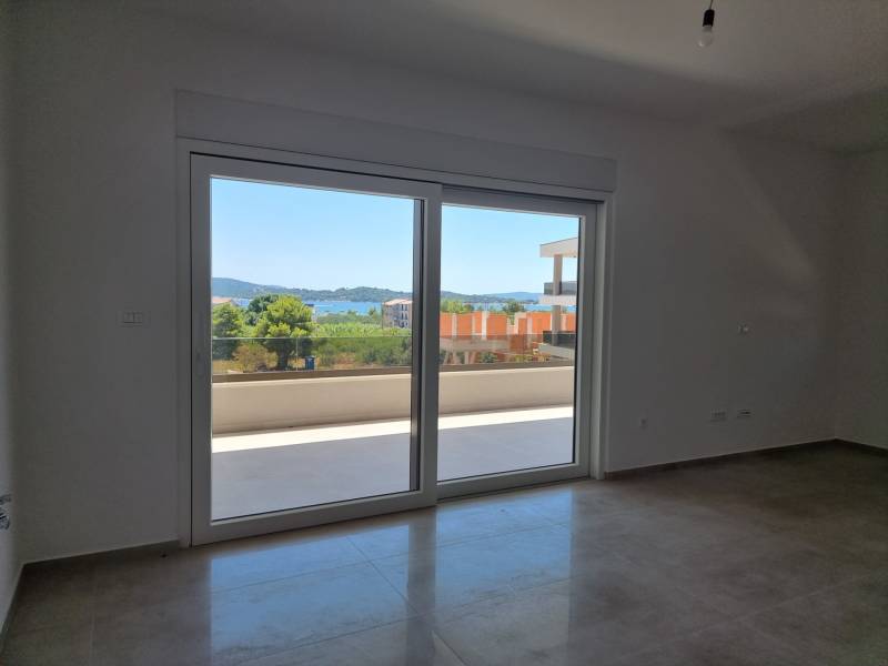 Ein Zimmer in einer 4-Zimmer-Wohnung mit Blick auf die Terrasse und die Natur.