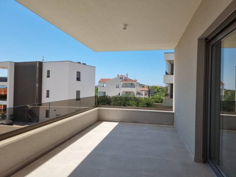 Ein Balkon mit Blick auf die benachbarten Gebäude in Vodice bietet Raum zur Entspannung.