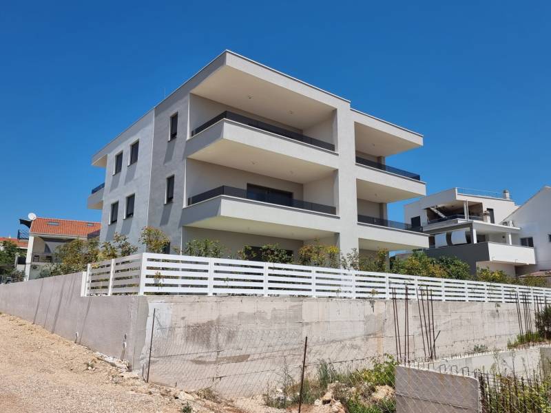 Das Äußere einer 4-Zimmer-Wohnung in der Stadt Vodice zeigt ein modernes neues Gebäude.