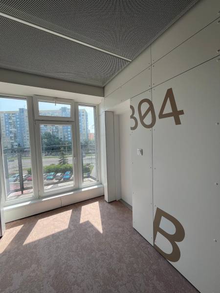 Studio mit großen Fenstern, Nummer 304B, helles Interieur, Tageslichtstrom.