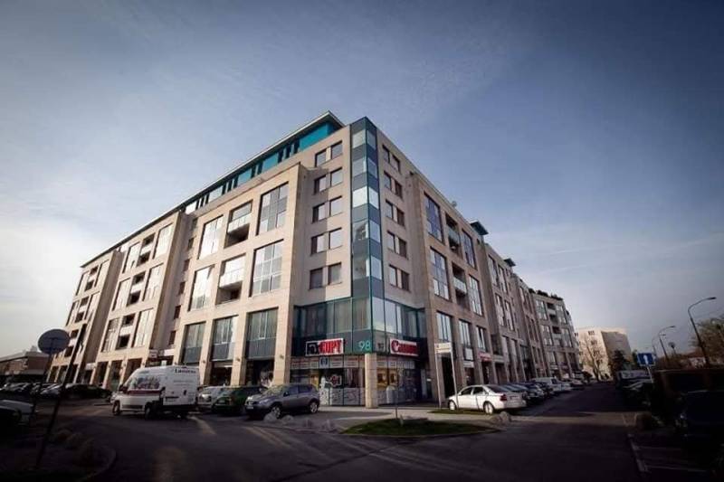 Mehrstöckiges Gebäude mit Geschäftsräumen in der Vajnorská-Straße, Bratislava - Nové Mesto.