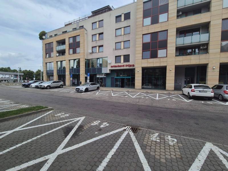 Geschäftsräume in der Vajnorská-Straße in Bratislava - Nové Mesto mit geparkten Autos.