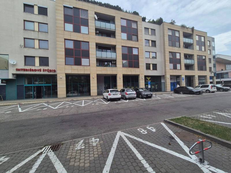 Geschäftsräume in der Vajnorská-Straße in Bratislava - Nové Mesto mit geparkten Autos.