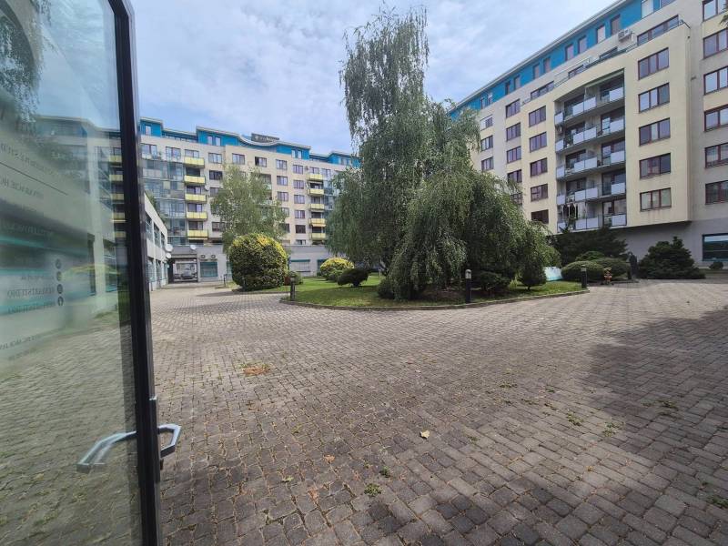 Hof des Wohnkomplexes mit gepflegtem Grün, Bratislava - Nové Mesto, Vajnorská.
