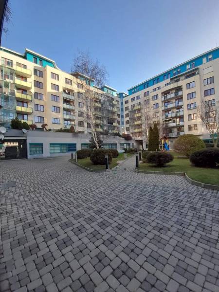 Wohnkomplex mit einem Innenhof und einem gepflasterten Gehweg in der Vajnorská-Straße in Bratislava - Nové Mesto.