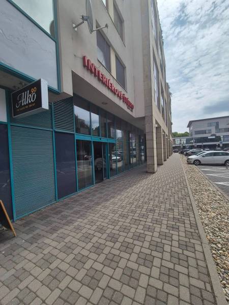 Gewerberäume in der Vajnorská-Straße in Bratislava - Nové Mesto mit verglasten Schaufenstern.