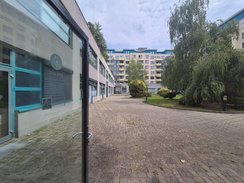 Geschäftsräume in der Vajnorská Straße, umgeben von Grünflächen, Bratislava - Nové Mesto.