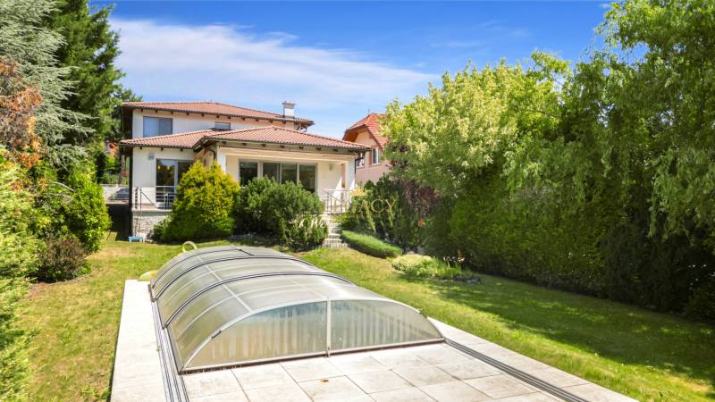 Einfamilienhaus in der Malokarpatská-Straße in Limbach mit Garten und überdachtem Pool.