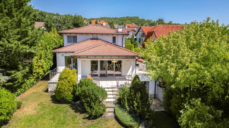 Ein Einfamilienhaus in der Malokarpatská-Straße in Limbach mit einer geräumigen Terrasse und einem gepflegten Garten.