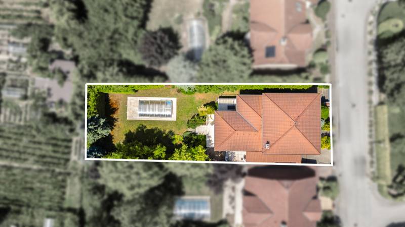 Draufsicht auf ein Einfamilienhaus mit Pool in der Malokarpatská-Straße in Limbach.