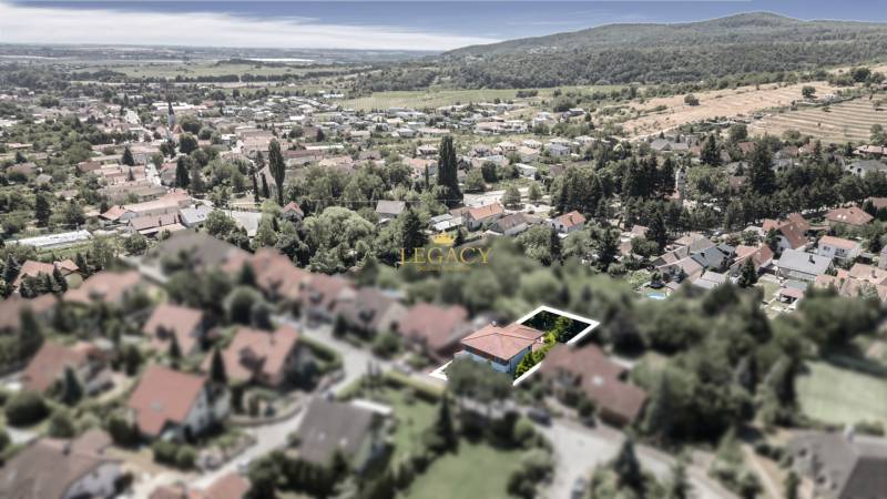 Luftaufnahme von Einfamilienhäusern in Limbach in der Malokarpatská-Straße.