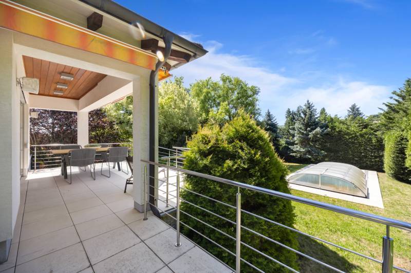 Die Terrasse des Einfamilienhauses in der Malokarpatská in Limbach mit Blick auf den Garten und den Pool.