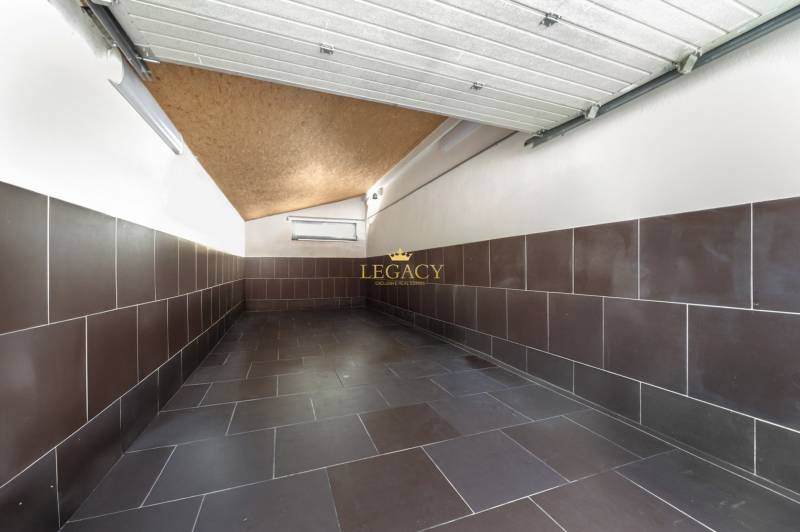 Garage mit Keramikfliesen im Einfamilienhaus, Wände mit braunen Fliesen verkleidet.