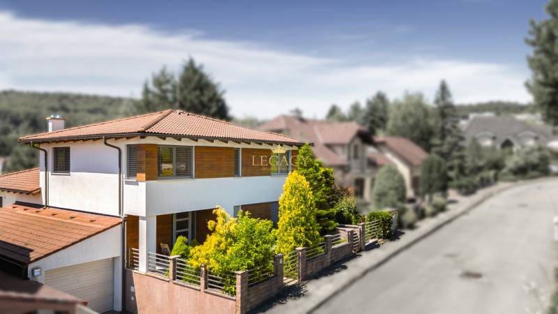 Einfamilienhaus in der Malokarpatská-Straße in Limbach mit Terrasse und Ziergarten.