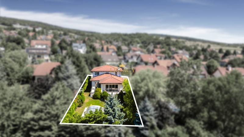 Ein Einfamilienhaus in der Malokarpatská-Straße in Limbach, umgeben von Grün und Nachbarhäusern.