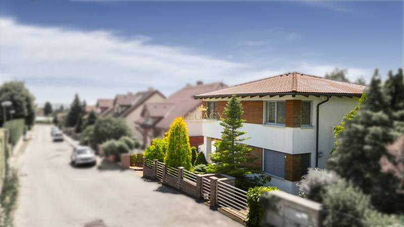 Ein Einfamilienhaus in Limbach in der Malokarpatská-Straße mit einer Umgebung voller Grün.