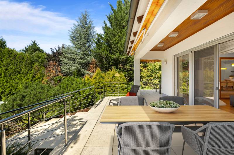 Die Terrasse des Einfamilienhauses in der Malokarpatská-Straße in Limbach mit Blick auf den Garten.