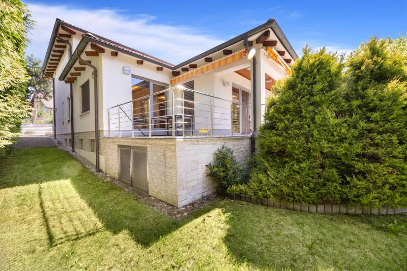 Einfamilienhaus in der Malokarpatská-Straße in Limbach mit Terrasse und gepflegtem Garten.