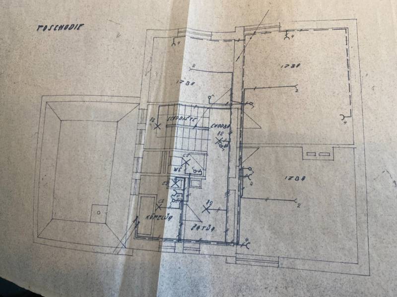 Grundriss eines Einfamilienhauses mit Räumen und Treppe. Warme Papiertöne.